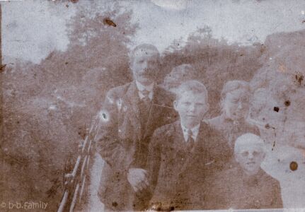 1915 August og Serina med guttene